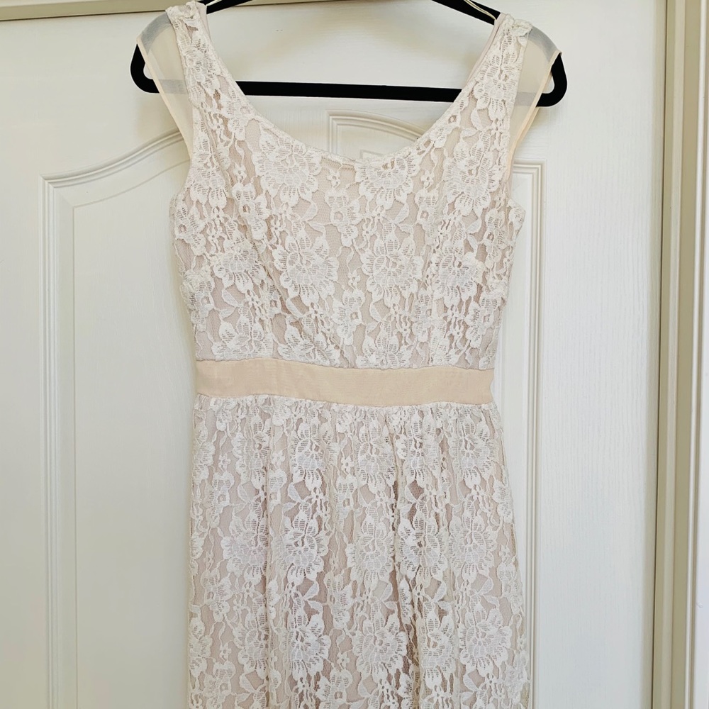 Lace dress with cap sleeves